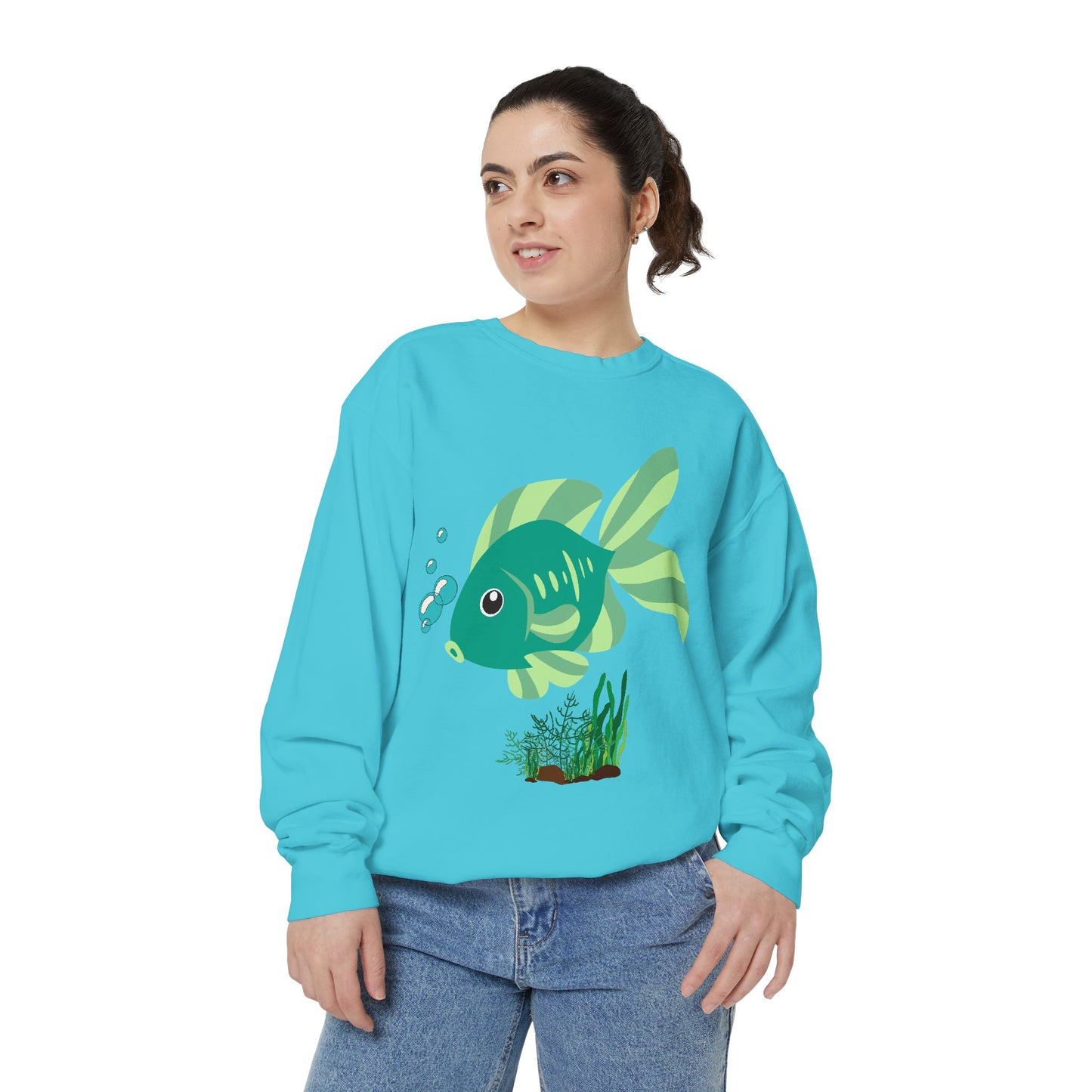 Green fish with bubbles and aquatic plants Unisex Garment-Dyed Sweatshirt